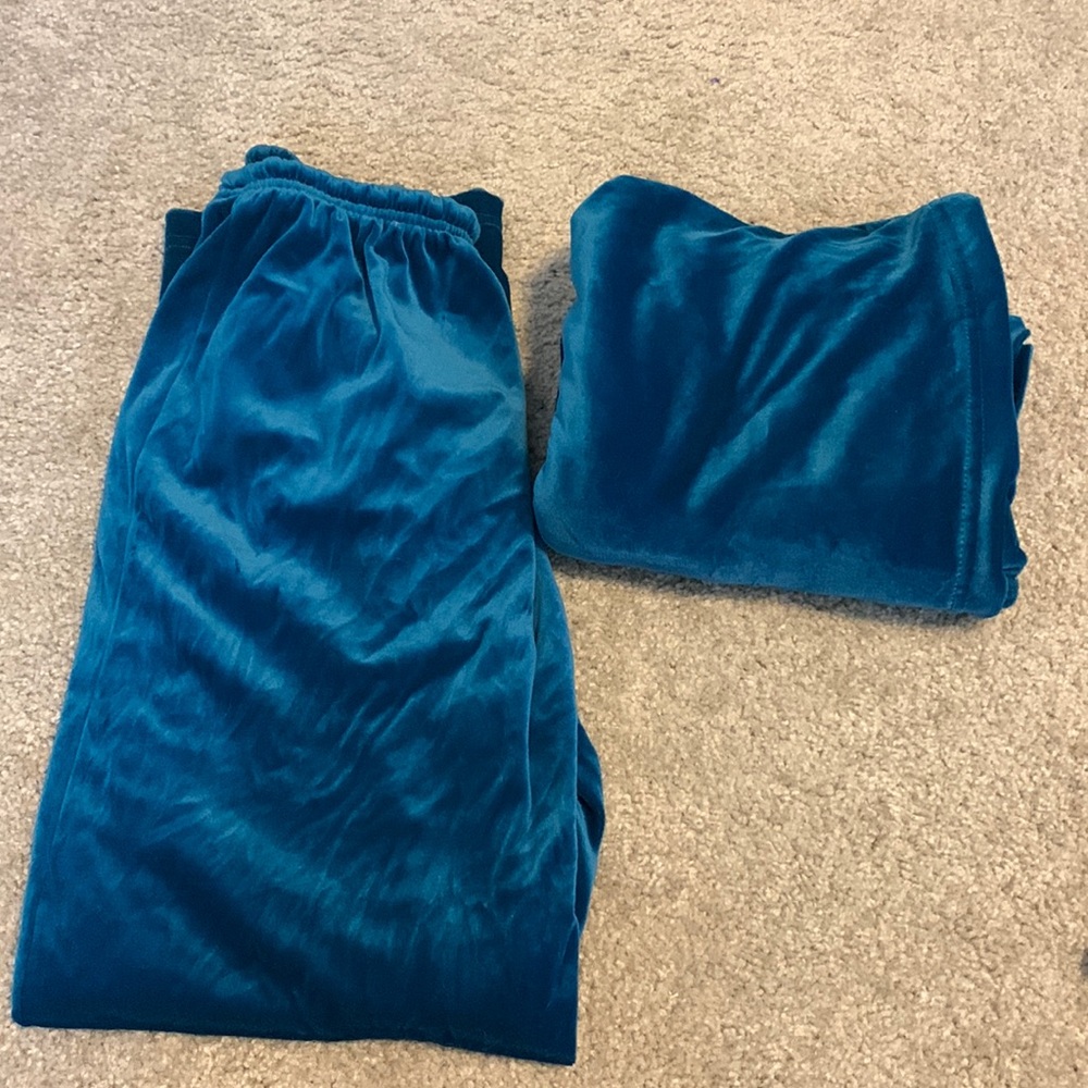 Sweat suit , size medium both top and bottom !I never wear it